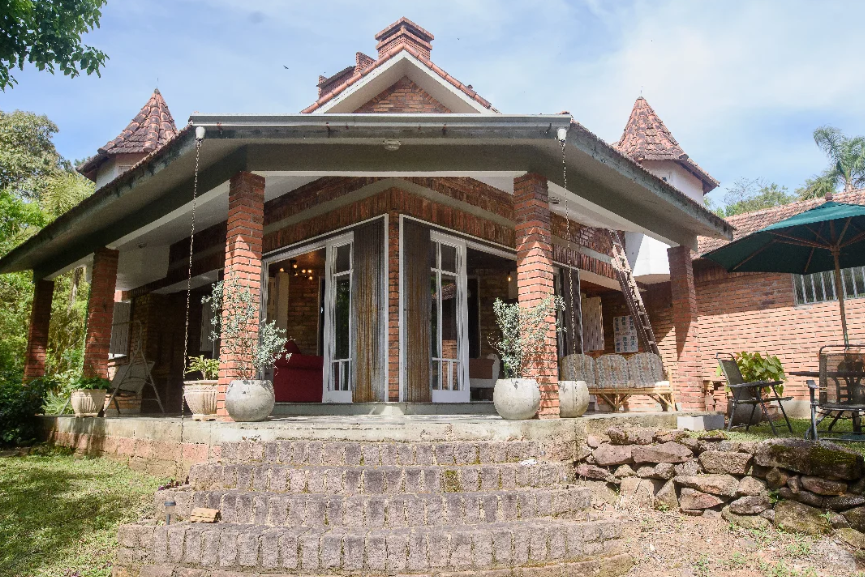 Entrada arborizada da Maison Valle